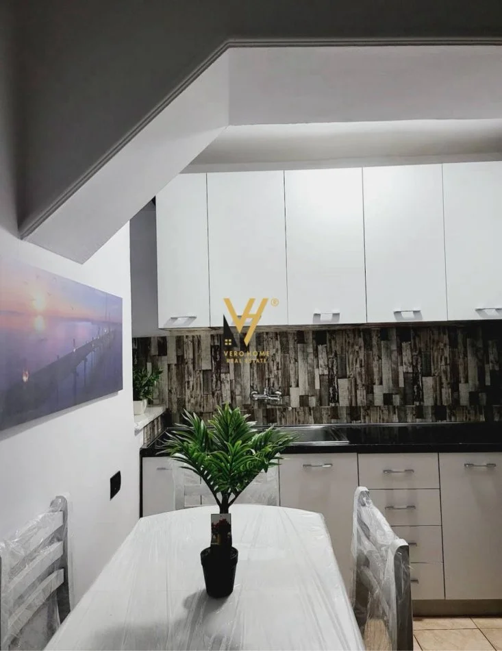 Tirane, jepet me qera apartament 1+1+Ballkon Kati 2, 60 m² 650 € (PAZARI I RI)