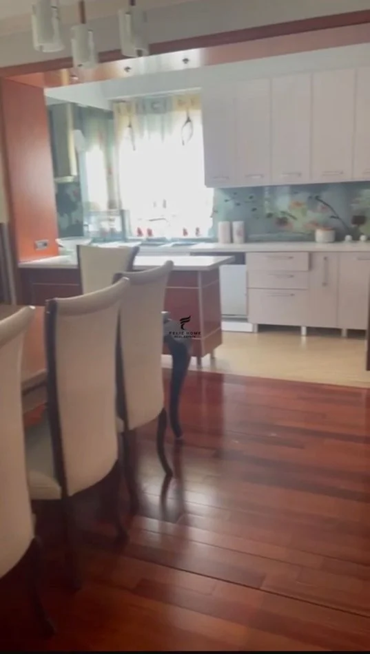 Tirane, jepet me qera apartament 3+1 Kati 3, 160 m² 2.000 € (BLLOKU)