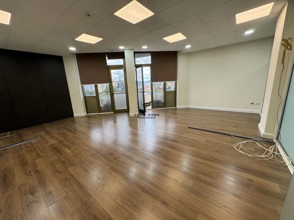 Tirane, jepet me qera zyre Kati 7, 100 m² 1.500 € (BLLOKU)
