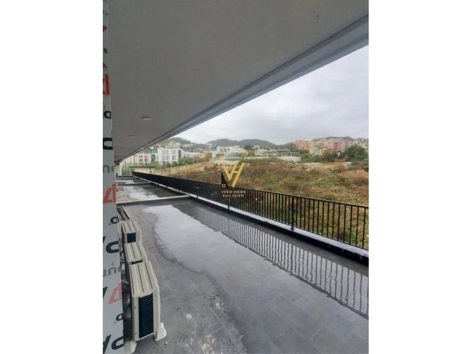 Tirane, jepet me qera apartament 2+1+Ballkon Kati 1, 170 m² 1.300 € (LIQENI I THATE)