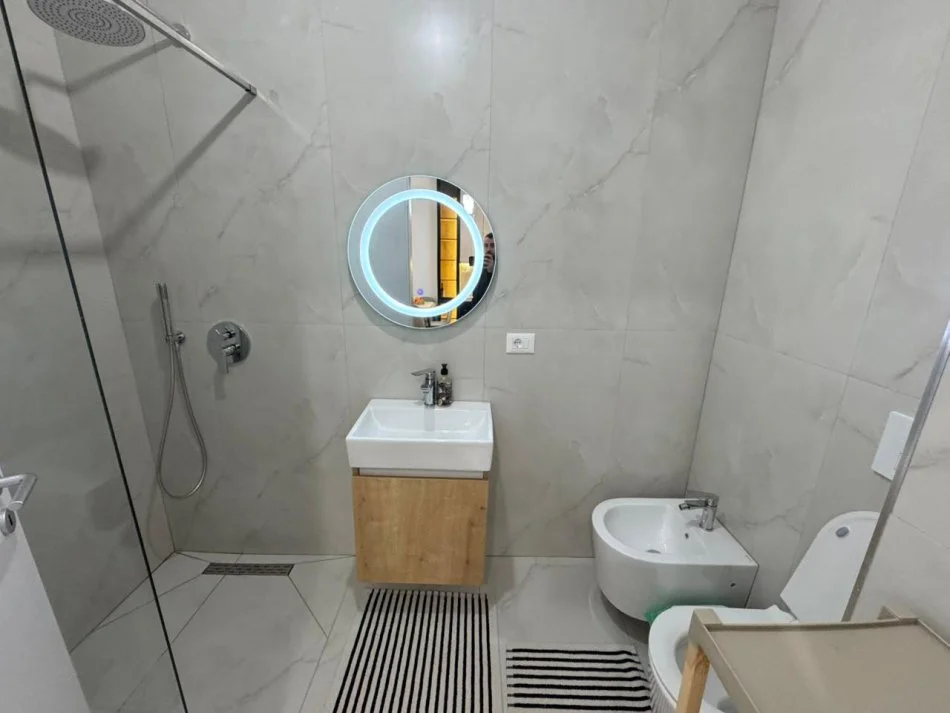 Tirane, jepet me qera apartament 1+1 Kati 1,