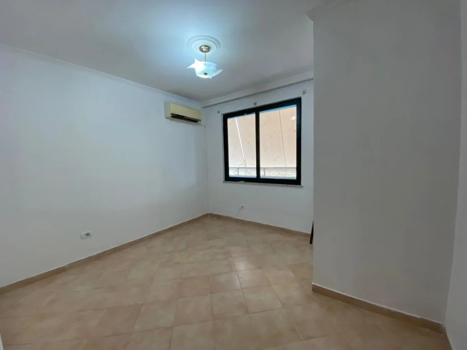Tirane, jepet me qera zyre Kati 11, 143 m² 1.500 € (ISH EKSPOZITA)