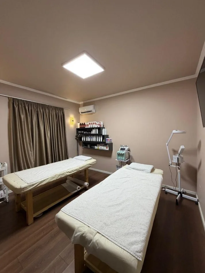 Tirane, jepet me qera dyqan Kati 0, 115 m² 2.000 € (KOMUNA E PARISIT)