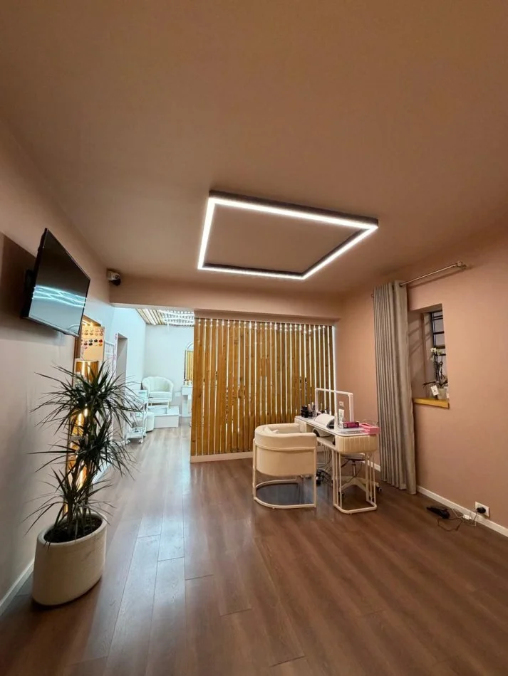 Tirane, jepet me qera dyqan Kati 0, 115 m² 2.000 € (KOMUNA E PARISIT)