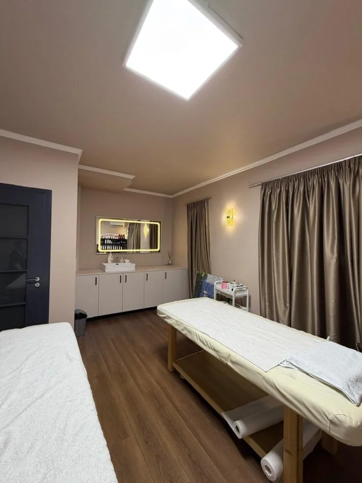 Tirane, jepet me qera dyqan Kati 0, 115 m² 2.000 € (KOMUNA E PARISIT)