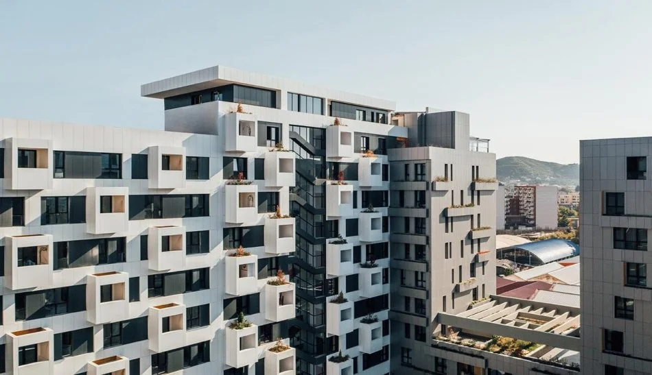 🏢 Shitet Apartament 3+1 + 2 Poste Parkimi – Square 21