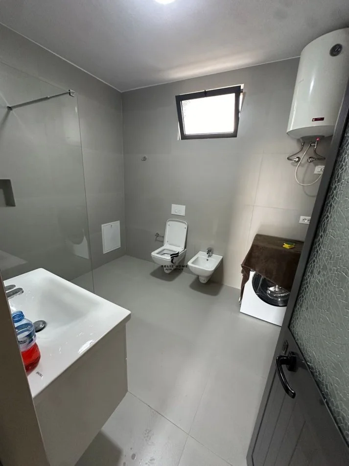 Tirane, jepet me qera apartament 2+1 Kati 2, 104 m² 400 € (SHKOZE)