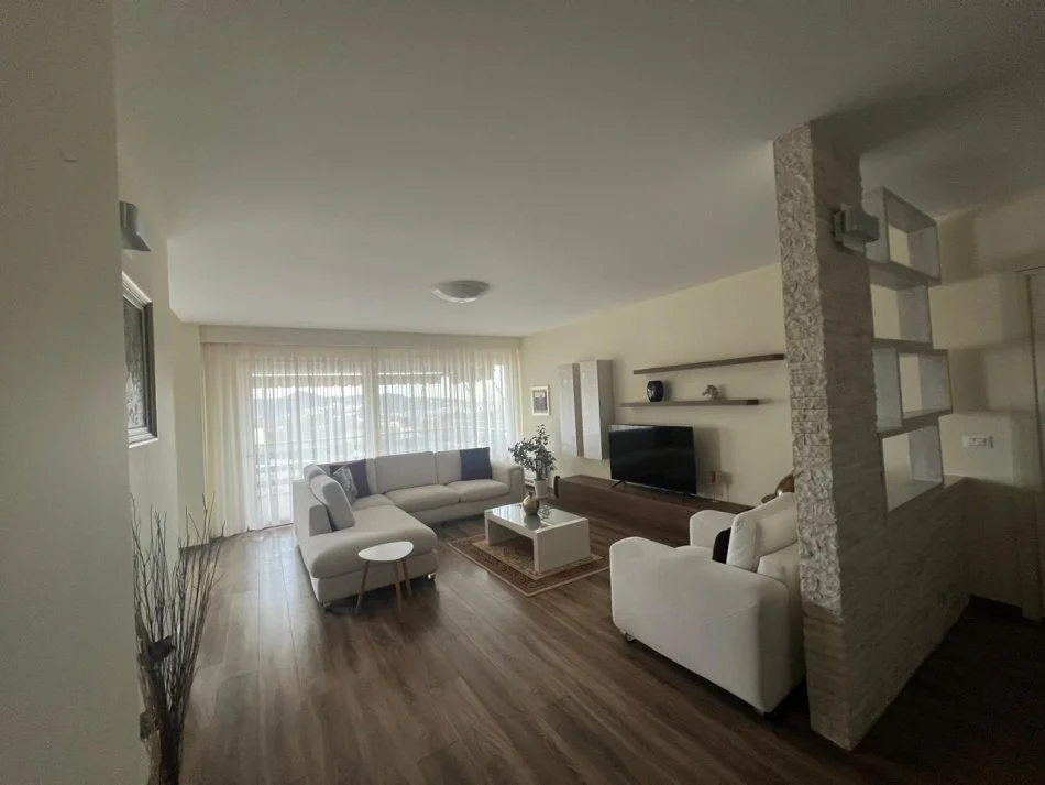 Tirane, jepet me qera apartament 2+1+Aneks+Ballkon Kati 2, 130 m² 1.500 € 