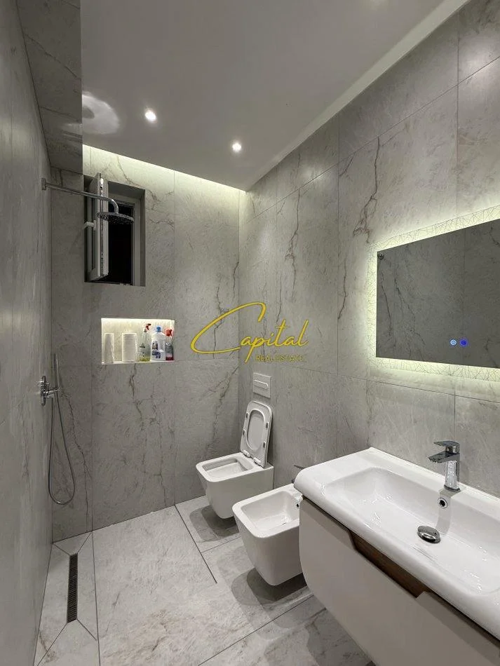 Tirane, jepet me qera Vile 4+1 Kati 2, 200 m² 2.000 € (21 DHJETORI)