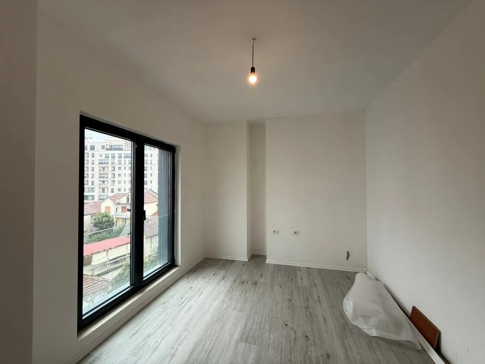 Tirane, jepet me qera zyre , 100 m² 1.000 € (Qender)