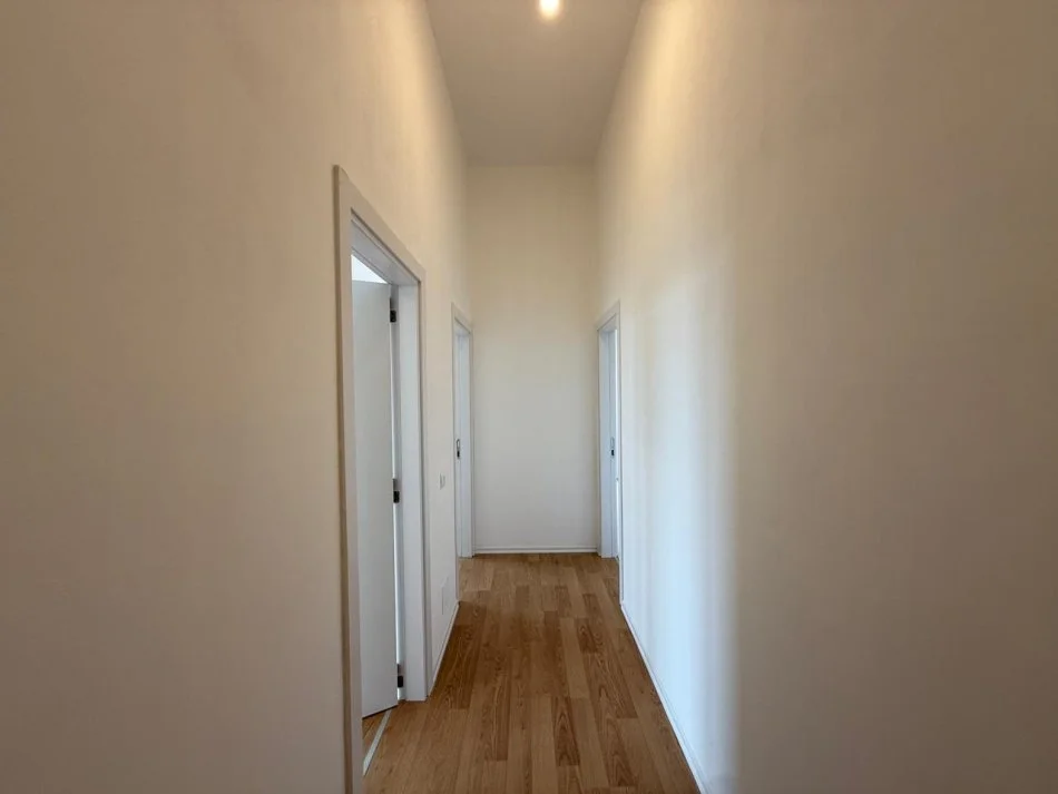 Tirane, shitet apartament 3+1 Kati 13, 132 m² 420.000 € (Qender)