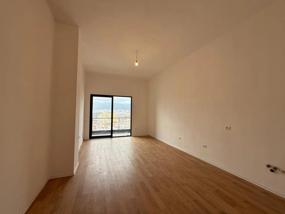 Tirane, shitet apartament 3+1 Kati 13, 132 m² 420.000 € (Qender)