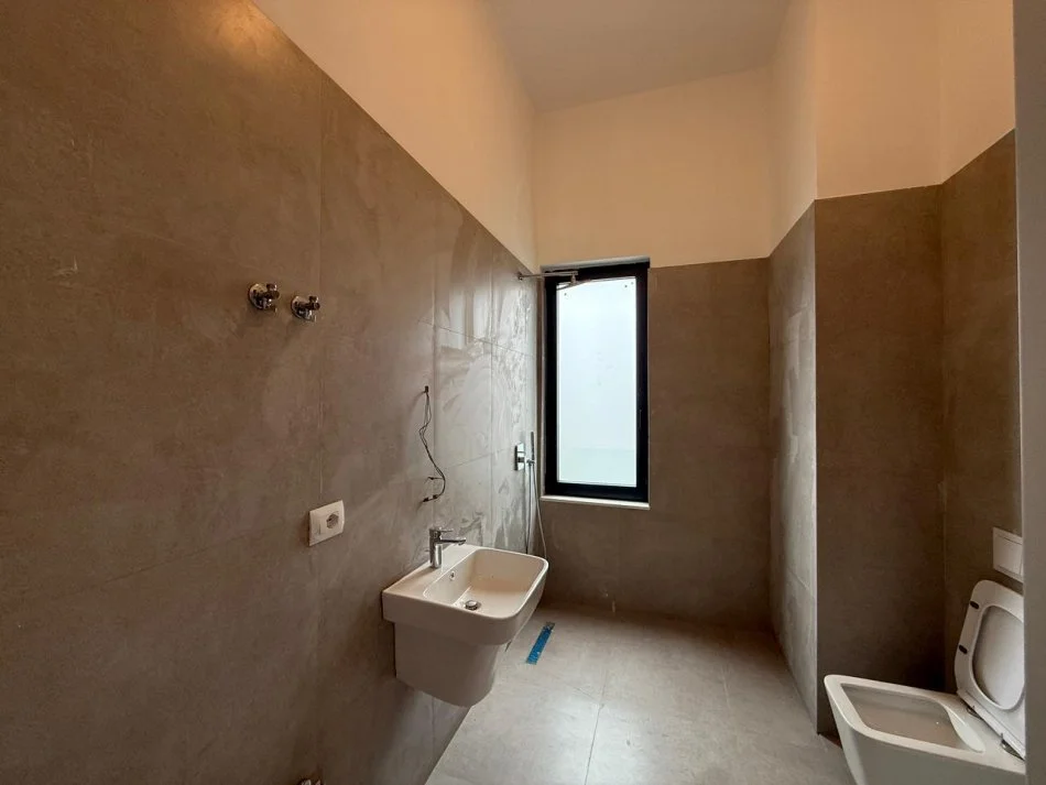 Tirane, shitet apartament 3+1 Kati 13, 132 m² 420.000 € (Qender)