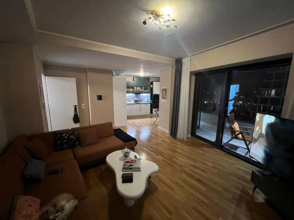 Tirane, jepet me qera apartament 2+1 Kati 9, 2.000 € (Rruga Kristo Luarasi / Diga e Liqenit)