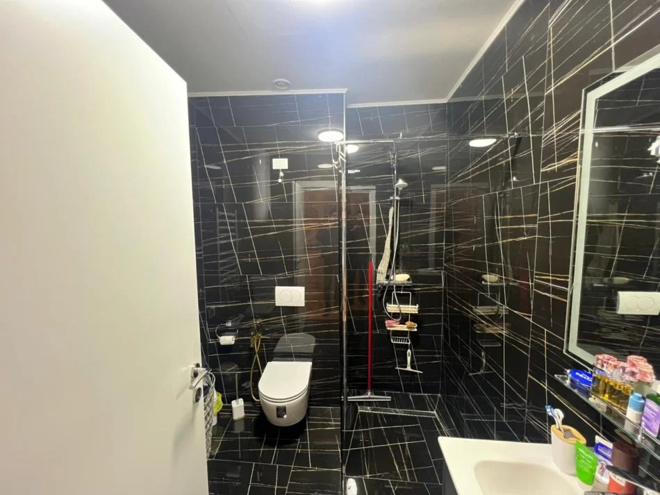 Tirane, jepet me qera apartament 2+1 Kati 9, 2.000 € (Rruga Kristo Luarasi / Diga e Liqenit)