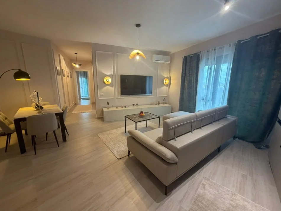 Tirane, shes apartament 2+1+Ballkon Kati 2, 107 m² 300.000 € (Rruga Liqeni / Radison Hotel)