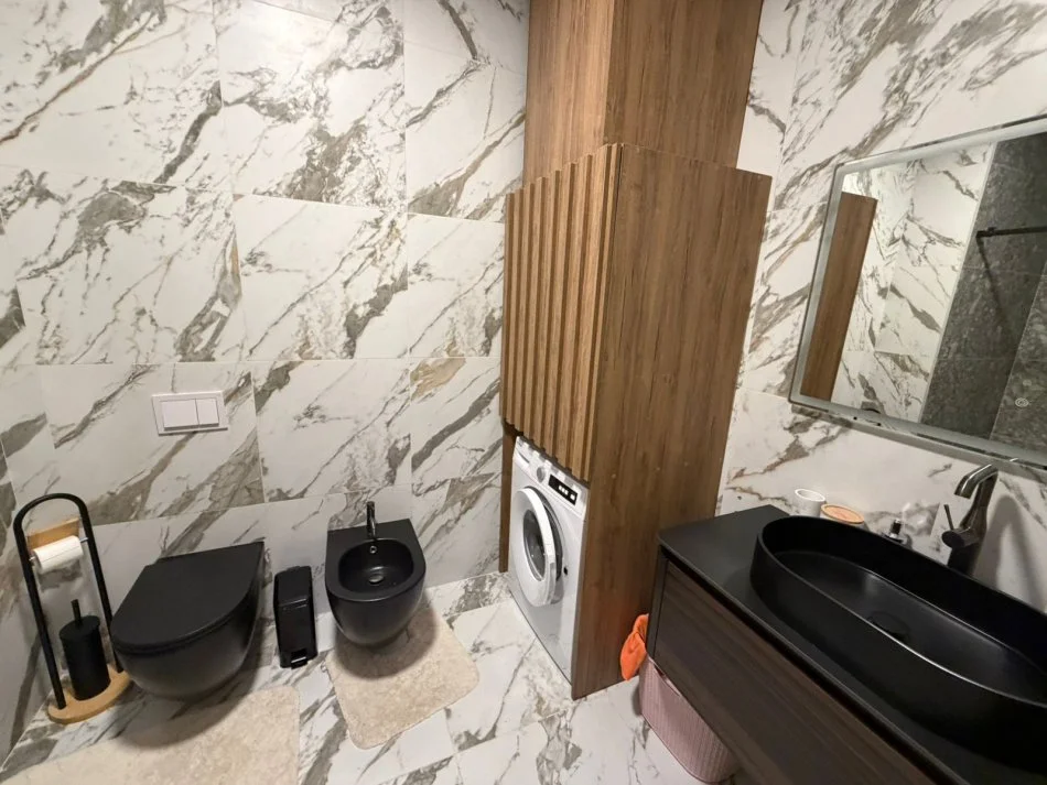 Tirane, shes apartament 2+1+Ballkon Kati 2, 107 m² 300.000 € (Rruga Liqeni / Radison Hotel)