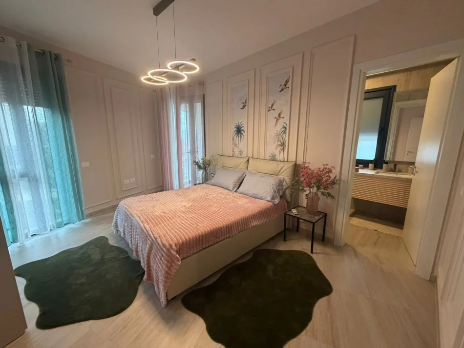 Tirane, shes apartament 2+1+Ballkon Kati 2, 107 m² 300.000 € (Rruga Liqeni / Radison Hotel)