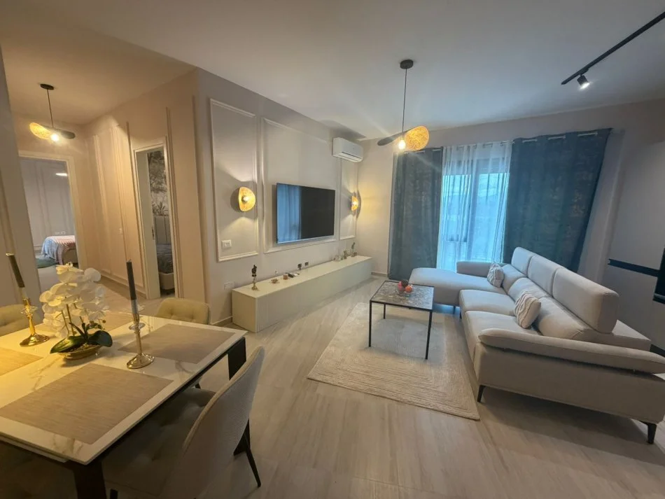 Tirane, shes apartament 2+1+Ballkon Kati 2, 107 m² 300.000 € (Rruga Liqeni / Radison Hotel)