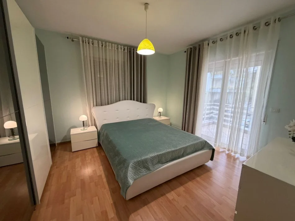 Tirane, jepet me qera apartament 2+1 Kati 2, 122 m² 700 € (Rruga Eduard Mano/Liqeni i Thate)