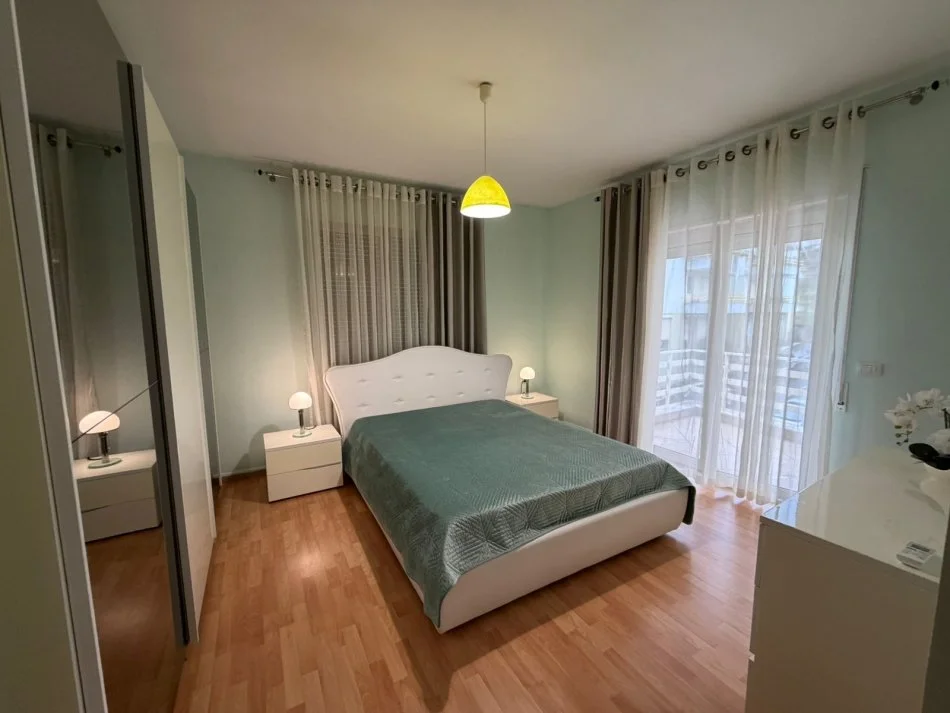 Tirane, jepet me qera apartament 2+1 Kati 2, 122 m² 700 € (Rruga Eduard Mano/Liqeni i Thate)