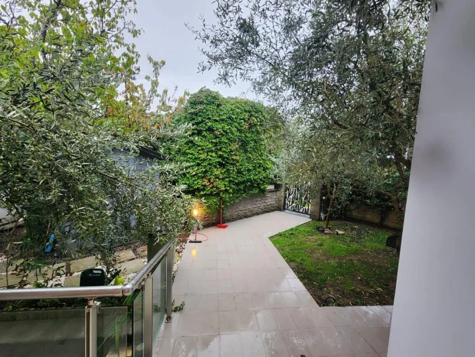 Tirane, jepet me qera apartament 2+1+Aneks+Ballkon Kati 2, 130 m² 1.500 € 