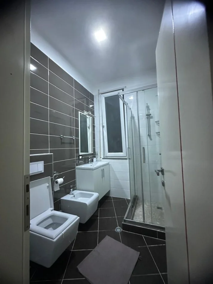 Tirane, jepet me qera apartament 2+1+Ballkon Kati 6, 100 m² 1.500 € (LIQENI THATE)