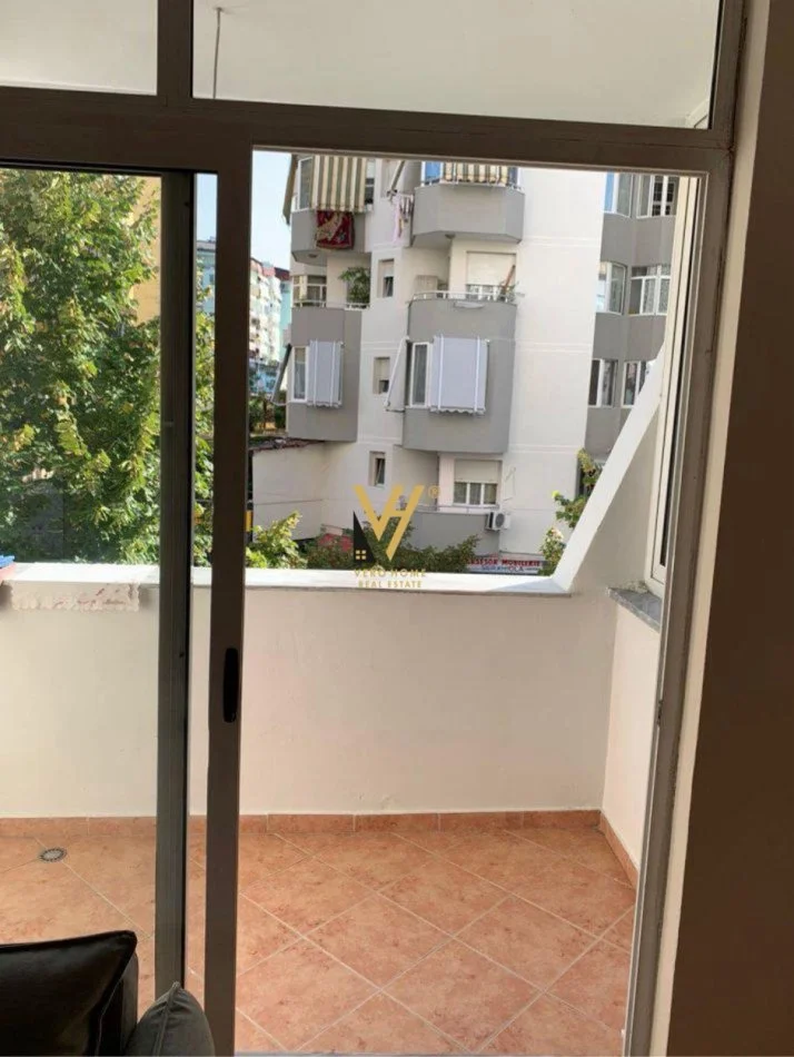 Tirane, jepet me qera apartament 2+1+Ballkon Kati 3, 91 m² 720 € (KOMUNA E PARISIT)