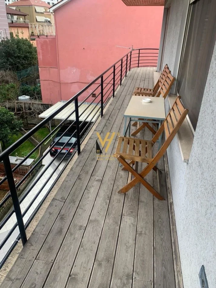 Tirane, jepet me qera apartament 3+1+Ballkon Kati 3, 120 m² 520 € (STACIONI I TRENIT)