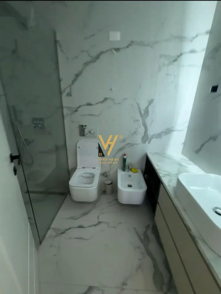 Tirane, shitet apartament 2+1+Ballkon Kati 6, 116 m² 650.000 € (LIQENI ARTIFICIAL)