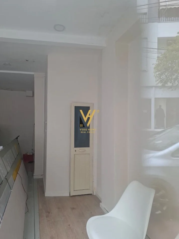 Tirane, jepet me qera dyqan Kati 0, 25 m² 720 € (KOMUNA E PARISIT)