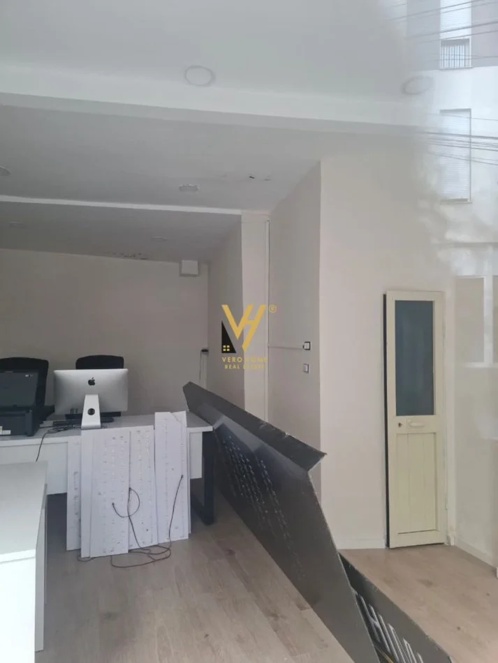 Tirane, jepet me qera dyqan Kati 0, 25 m² 720 € (KOMUNA E PARISIT)