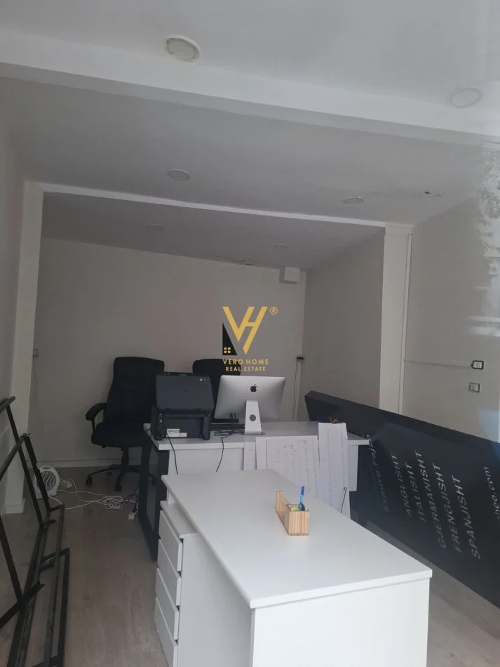 Tirane, jepet me qera dyqan Kati 0, 25 m² 720 € (KOMUNA E PARISIT)