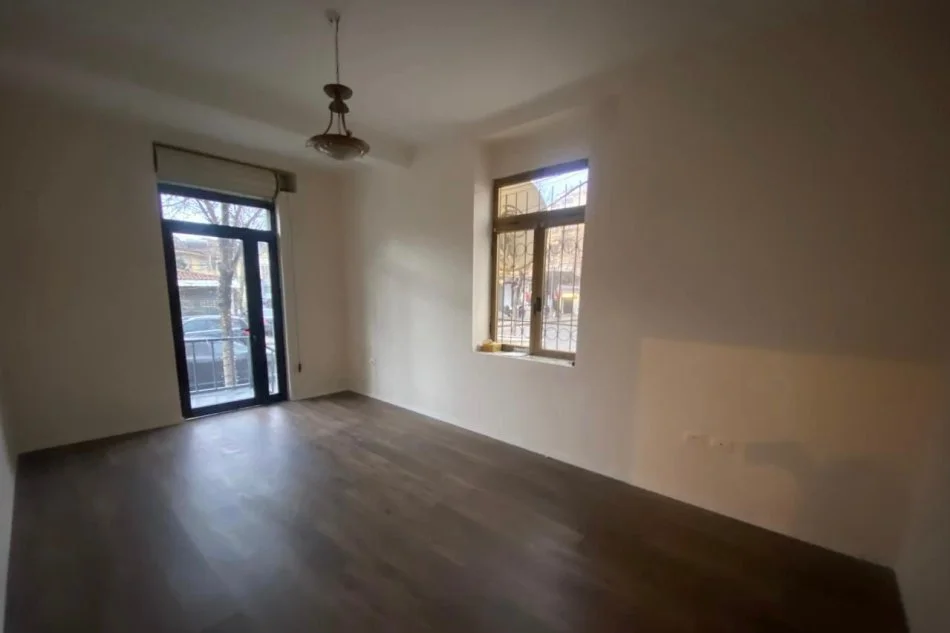 Tirane, jepet me qera zyre Kati 0, 73 m² 1.200 € (RRUGA E DIBRES)
