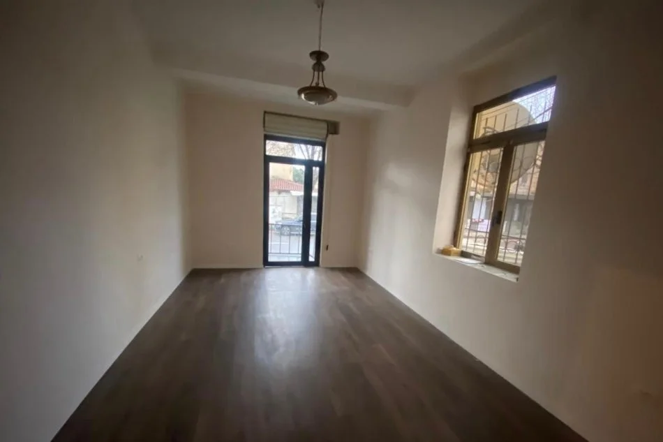 Tirane, jepet me qera zyre Kati 0, 73 m² 1.200 € (RRUGA E DIBRES)