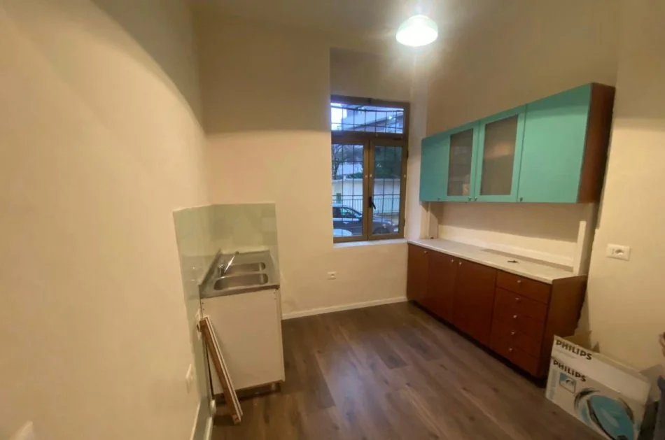 Tirane, jepet me qera zyre Kati 0, 73 m² 1.200 € (RRUGA E DIBRES)