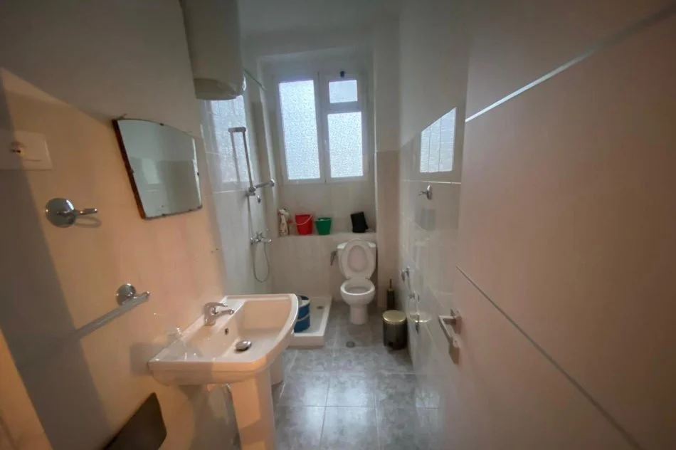 Tirane, jepet me qera zyre Kati 0, 73 m² 1.200 € (RRUGA E DIBRES)