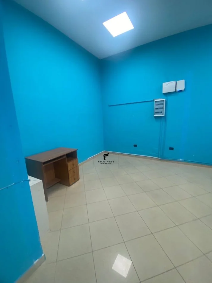 Tirane, jepet me qera dyqan Kati 0, 64 m² 700 € (PALLATI ME SHIGJETA)