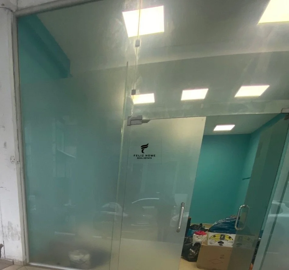 Tirane, jepet me qera dyqan Kati 0, 64 m² 700 € (PALLATI ME SHIGJETA)