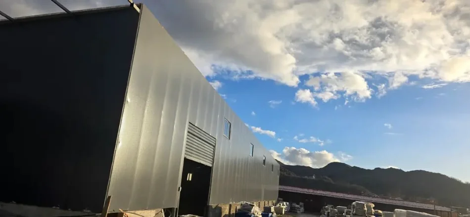 Tirane, jepet me qera magazine Kati 0, 690 m² (Peze)