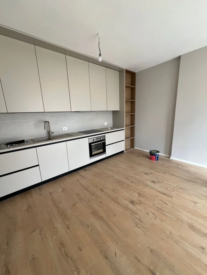Tirane, jepet me qera zyre Kati 1, 100 m² 500 € (BULEVARDI I RI)