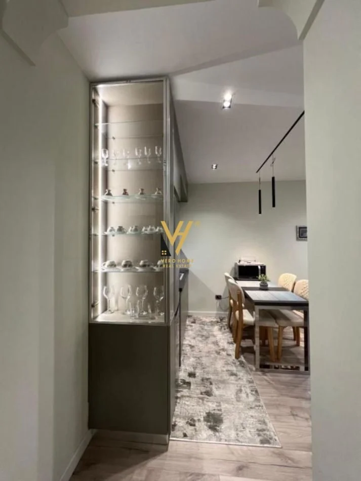 Tirane, jepet me qera apartament 1+1+Ballkon Kati 6, 65 m² 870 € (QENDER)