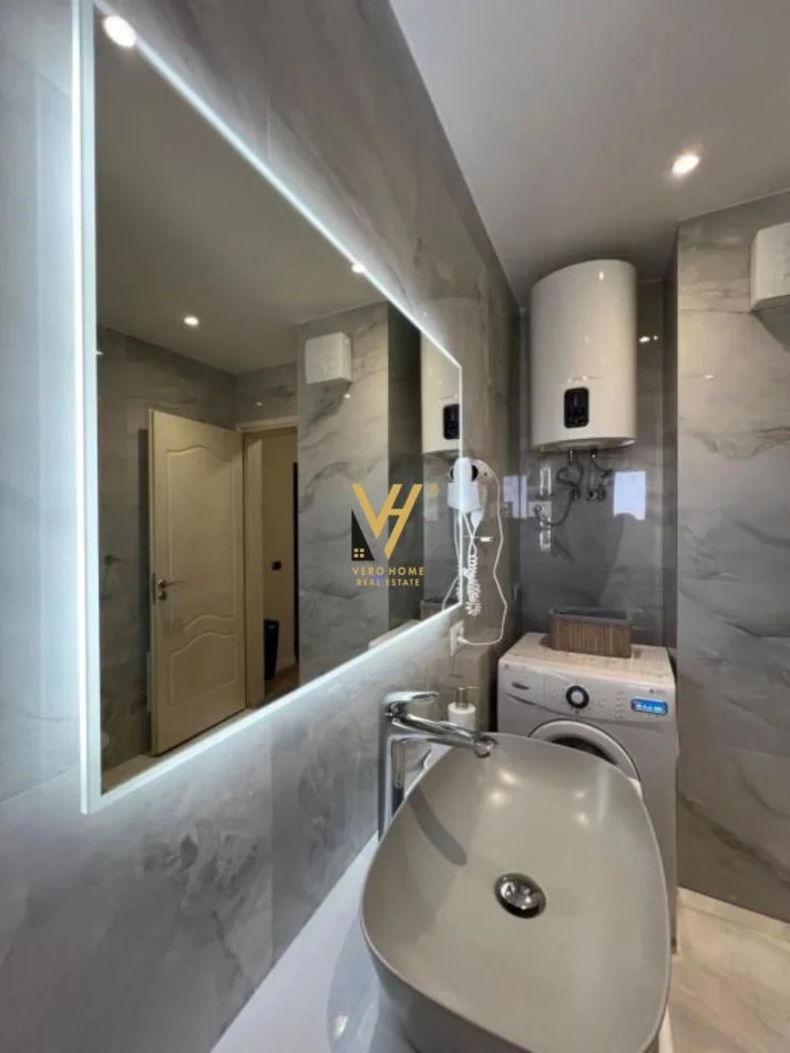 Tirane, jepet me qera apartament 1+1+Ballkon Kati 6, 65 m² 870 € (QENDER)