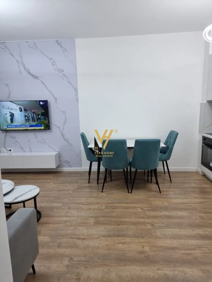 Tirane, jepet me qera apartament 1+1+Ballkon Kati 4, 60 m² 870 € (KOMUNA E PARISIT)