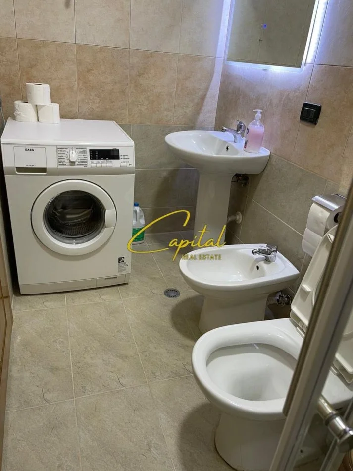 Tirane, jepet me qera apartament 2+1 Kati 8, 85 m² 800 € (ISH BLLOKU)