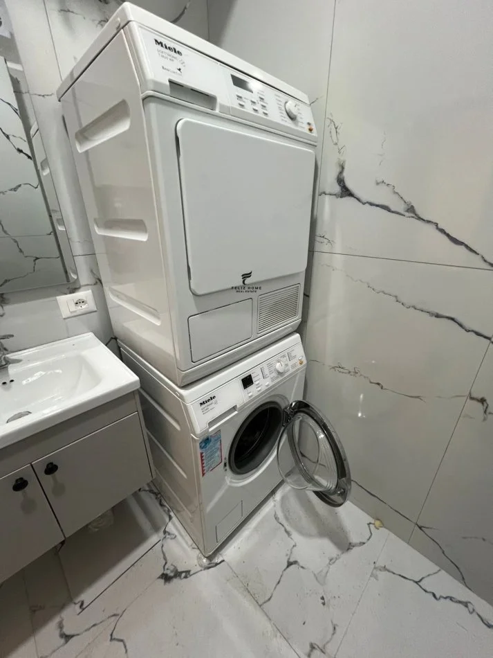 Tirane, jepet me qera garsonier 1+1 Kati 1, 65 m² 650 € (RRUGA E BARRIKADAVE)