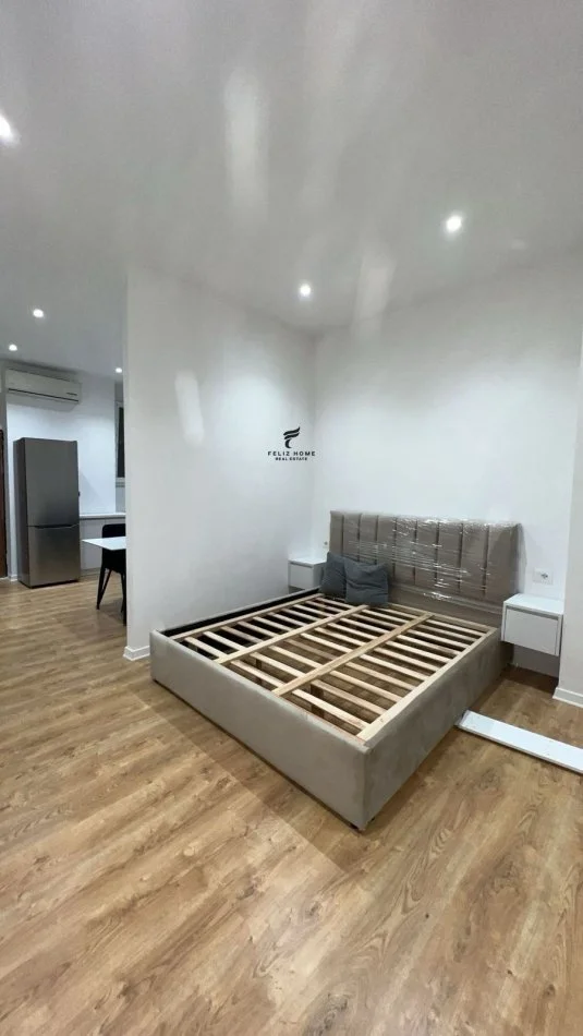 Tirane, jepet me qera garsonier 1+1 Kati 1, 65 m² 650 € (RRUGA E BARRIKADAVE)