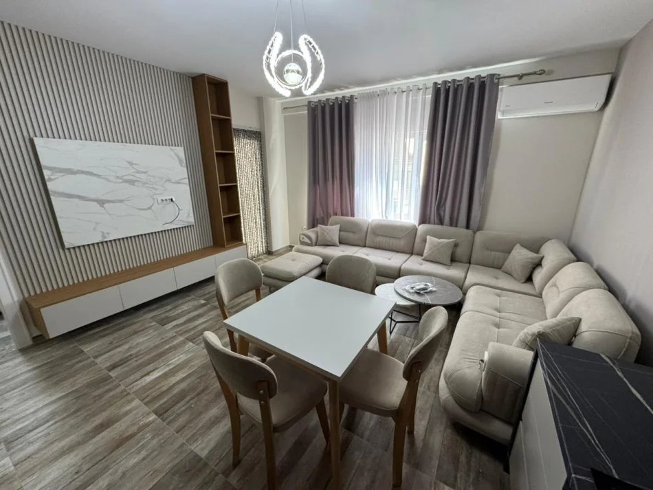 Tirane, jepet me qera apartament 1+1 Kati 7, 700 € 