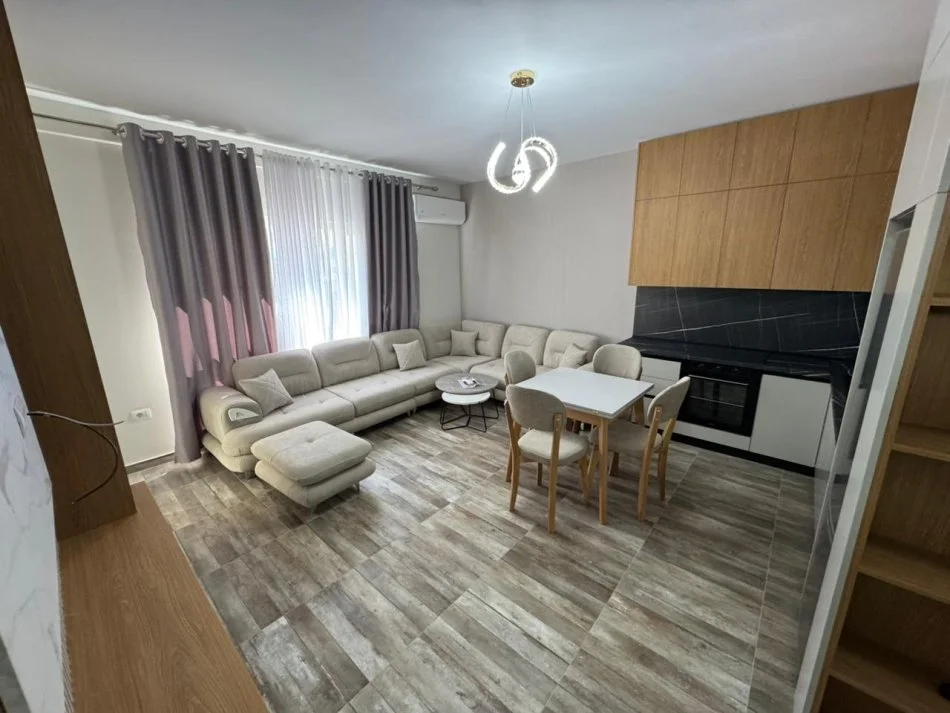 Tirane, jepet me qera apartament 1+1 Kati 7, 700 € 