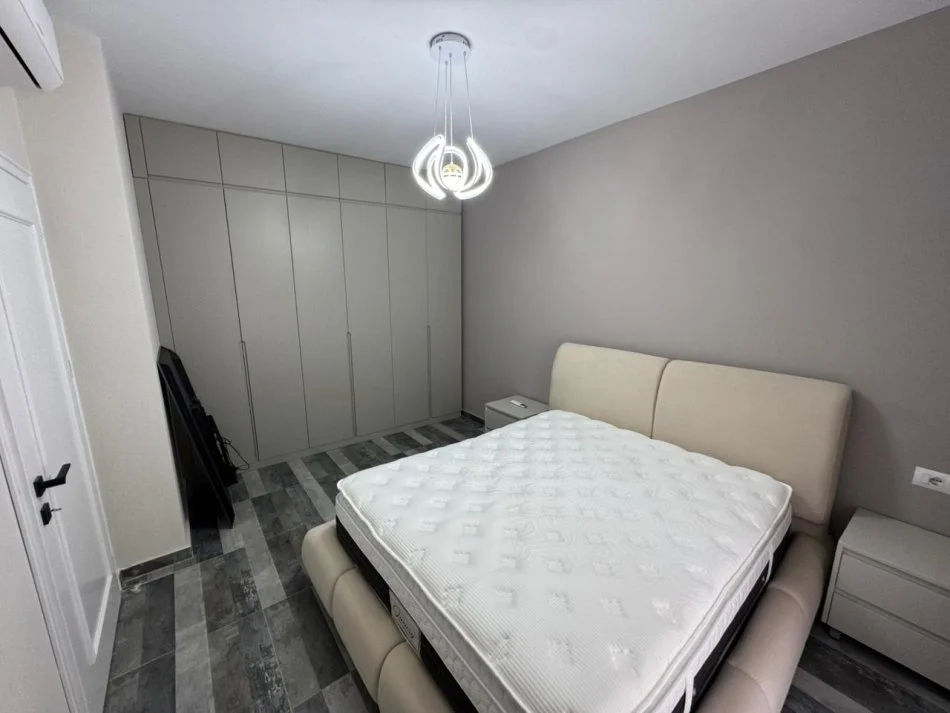 Tirane, jepet me qera apartament 1+1 Kati 7, 700 € 